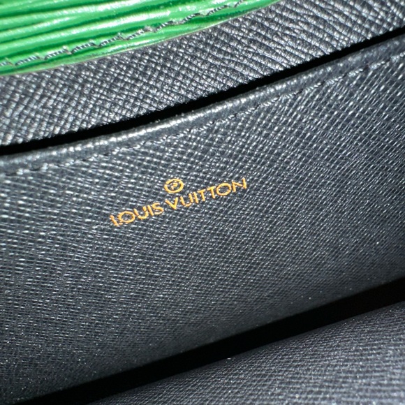 LOUIS VUITTON CLUTCH GREEN EPI 🌟AUTHENTIC 🌟 - Picture 11 of 15